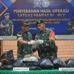 Sapu Bersih Pesisir Paloh, Satgas Pamtas Gagalkan Penyelundupan 12 Kg Ganja di Pantai Belacan