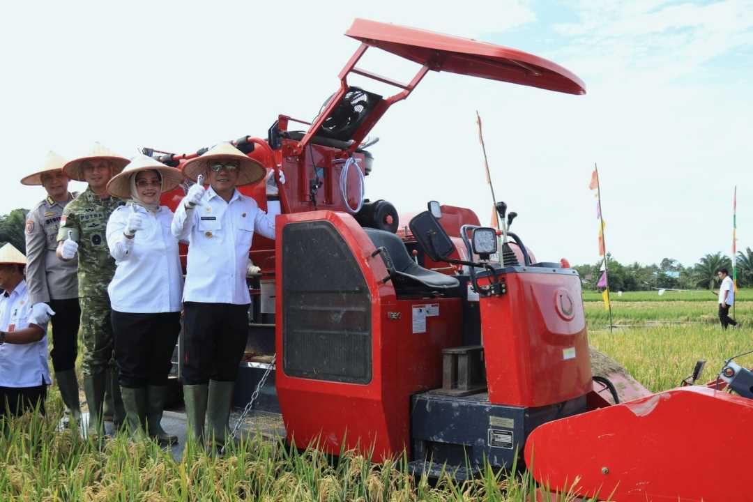 Kalbar Kejar Swasembada Pangan, Petani Mempawah Terima Bantuan Benih Padi Ratusan Hektar