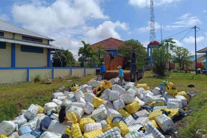 Sikat Pakaian Bekas Ilegal Senilai Miliaran Rupiah, Bea Cukai dan Polsek Entikong Bakar 500 Ballpress