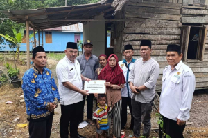 Kemenag Sambas Serahkan Bantuan Bedah Rumah untuk Warga Parit Kongsi