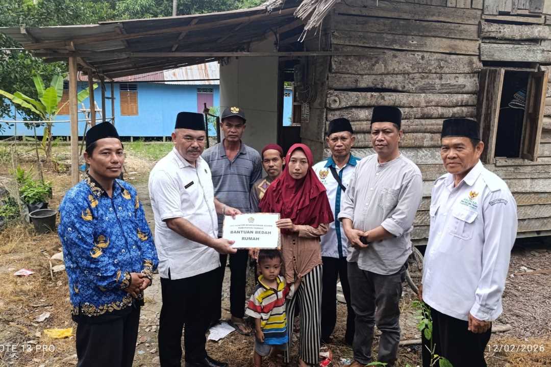 Kemenag Sambas Serahkan Bantuan Bedah Rumah untuk Warga Parit Kongsi