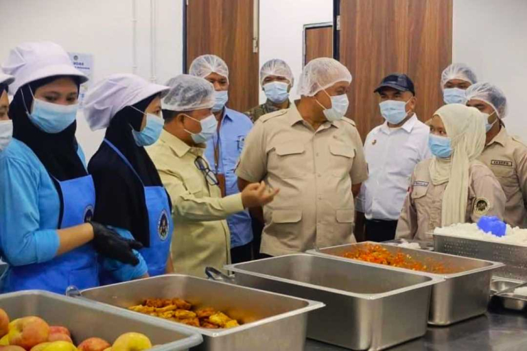 Pantau Program Makan Bergizi di Sambas, Kepala BGN RI Puji Kualitas Dapur di Wilayah Perbatasan