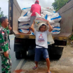 Cegah Penyimpangan, Distribusi Pupuk Subsidi di Desa Segedong Tebas Dikawal Ketat TNI