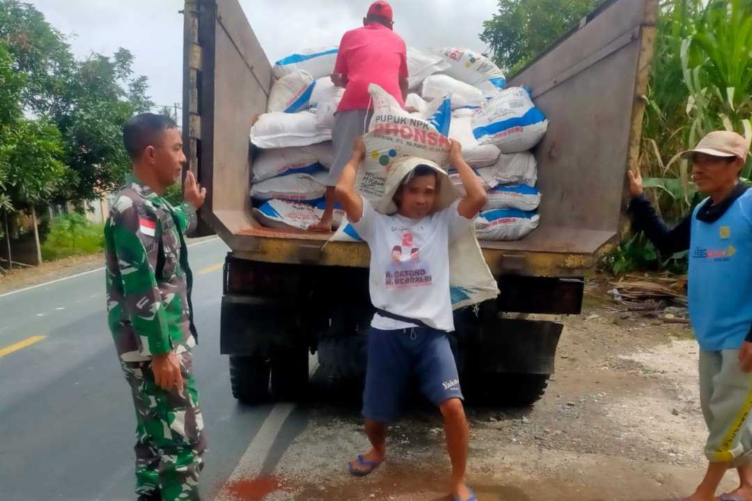 Cegah Penyimpangan, Distribusi Pupuk Subsidi di Desa Segedong Tebas Dikawal Ketat TNI