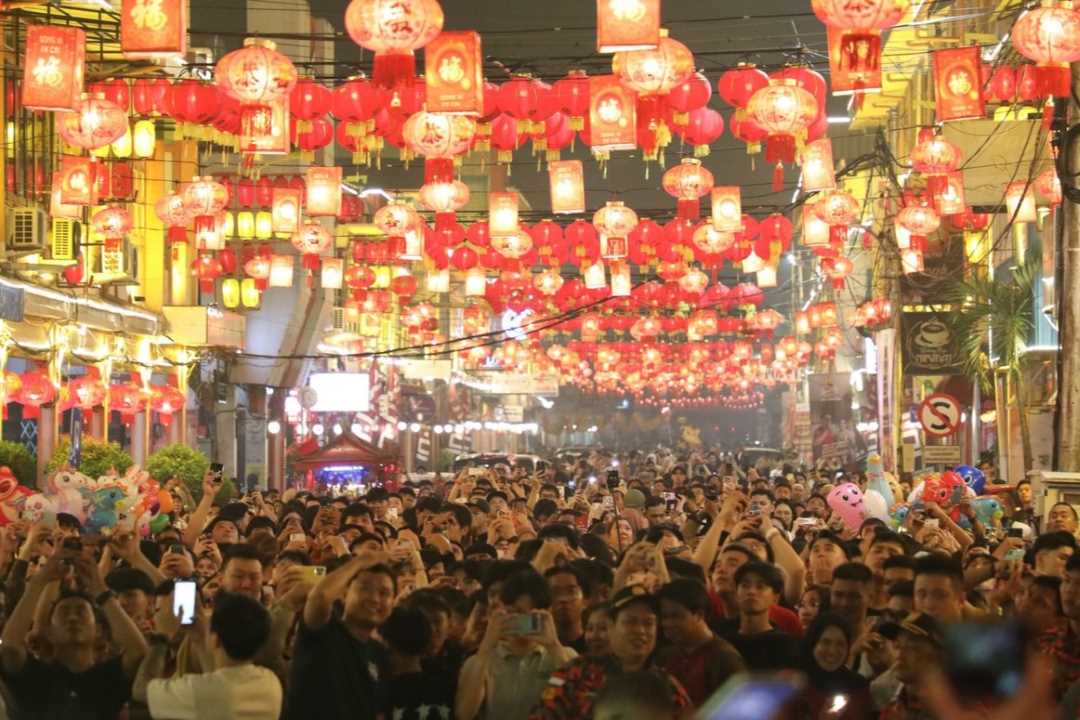 Lampion dan Bedug Bersanding Indah, Wali Kota Tjhai Chui Mie Ajak Warga Singkawang Rayakan Toleransi di Malam Imlek