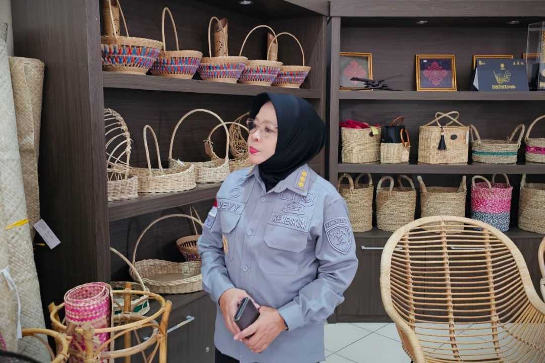 Karya Perajin Sambas Go Legal! Kemenkumham Fasilitasi Pendaftaran Merek Kolektif Tenun hingga Anyaman Rotan