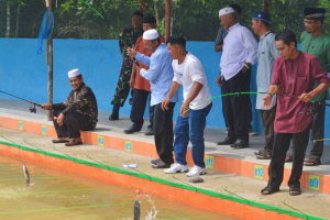 Perdana di Sambas! Wabup Heroaldi Resmikan Family Kolam Pemancingan di Desa Kartiasa