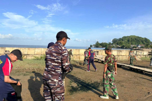 Bersihkan Pantai Sinam, TNI-Polri dan Warga Pemangkat Gelar Gotong Royong