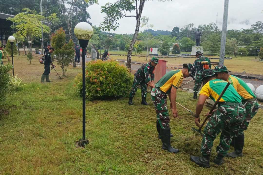 Pasar Wisata Aruk Makin Bersih, Sinergi TNI dan Forkopimcam Sajingan Besar Gelar Aksi Gotong Royong