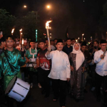 Simbol Harmoni Kalbar: Gubernur Ria Norsan Jalan Kaki Bareng Ribuan Warga dalam Pawai Obor Ramadhan