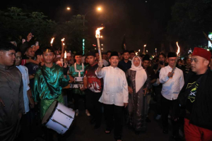 Simbol Harmoni Kalbar: Gubernur Ria Norsan Jalan Kaki Bareng Ribuan Warga dalam Pawai Obor Ramadhan