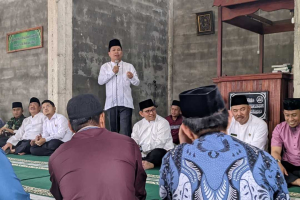 Buka Safari Ramadhan Perdana, Bupati Satono Serahkan Dana Hibah Rp30 Juta untuk Masjid Muzakirin