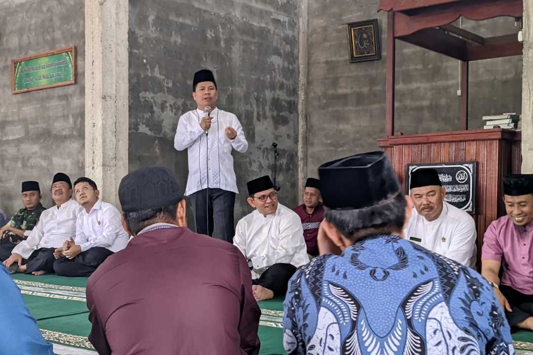 Buka Safari Ramadhan Perdana, Bupati Satono Serahkan Dana Hibah Rp30 Juta untuk Masjid Muzakirin