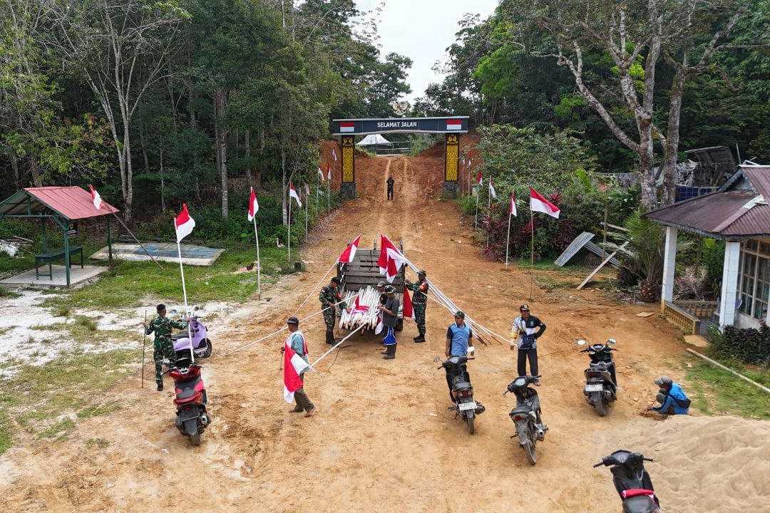 Simbol Cinta NKRI dari Perbatasan: Meriahnya Pembentukan Kampung Merah Putih di Temajuk Sambas